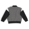 Kinder-Strickjacke mit Reißverschluss und Monogramm auf der Vorderseite Kinder-Strickjacke mit Reißverschluss und Monogramm auf der Vorderseite