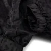 Kinder-Windjacke mit Kapuze und Monogramm-Muster Kinder-Windjacke mit Kapuze und Monogramm-Muster