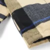 Kinderhemd aus kariertem Baumwollstoff mit Marken-Tasche Kinderhemd aus kariertem Baumwollstoff mit Marken-Tasche