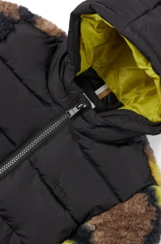 Kinderjacke mit Camouflage-Akzenten aus Sherpa