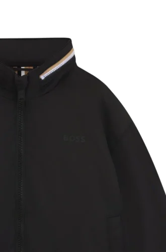 Kinderjacke mit verstaubarer Kapuze