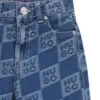 Kinderjeans in Blau mit Jacquard-Muster aus übereinanderliegenden Logos