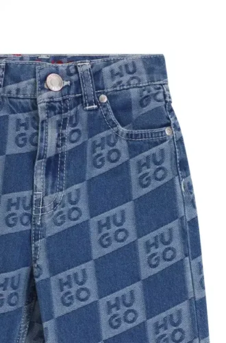 Kinderjeans in Blau mit Jacquard-Muster aus übereinanderliegenden Logos
