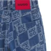 Kinderjeans in Blau mit Jacquard-Muster aus übereinanderliegenden Logos