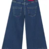 Kinderjeans mit weitem Bein aus blauem Denim Kinderjeans mit weitem Bein aus blauem Denim