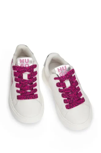 Kindersneaker aus Leder mit metallischen Kunstlederverzierungen