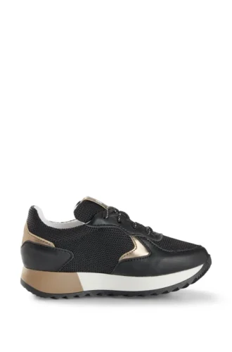 Kindersneaker aus verschiedenen Materialien mit Mesh und Leder