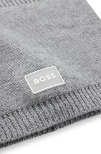 Kindersnood mit Logo-Applikation und Zopfmuster