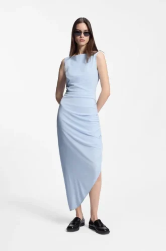 Kleid aus Krepp mit gerafftem, asymmetrischem Saum