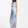 Kleid aus Krepp mit gerafftem, asymmetrischem Saum