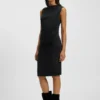 Kleid mit asymmetrischem Ausschnitt aus einer Baumwollmischung