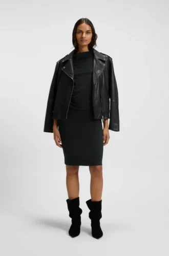 Kleid mit asymmetrischem Ausschnitt aus einer Baumwollmischung