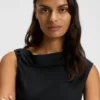 Kleid mit asymmetrischem Ausschnitt aus einer Baumwollmischung