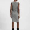 Kleid mit asymmetrischem Ausschnitt aus einer Baumwollmischung