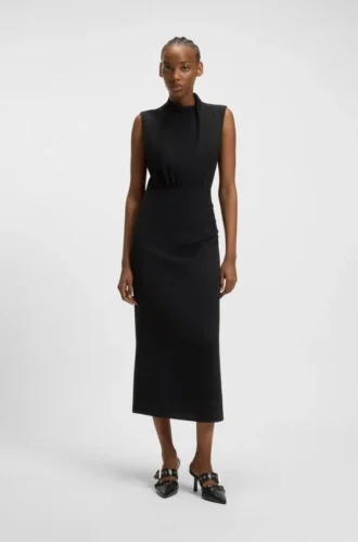 Kleid mit Drapierungsdetails und Stehkragen