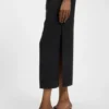 Kleid mit Drapierungsdetails und Stehkragen