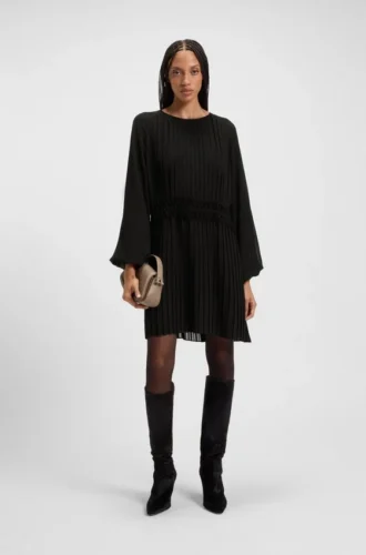 Kleid mit gesmoktem Bund und Plisseefalten