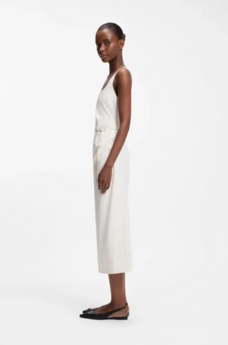 Kleid mit quadratischem Ausschnitt und goldenem Kettengürtel