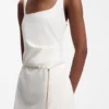 Kleid mit quadratischem Ausschnitt und goldenem Kettengürtel