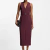 Kleid mit Schnallendetail und V-Ausschnitt