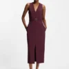 Kleid mit Schnallendetail und V-Ausschnitt