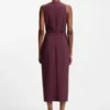 Kleid mit Schnallendetail und V-Ausschnitt