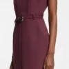 Kleid mit Schnallendetail und V-Ausschnitt