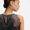 Kleid mit Spitzenbesatz aus Seersucker-Satin