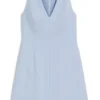 Kleid mit V-Ausschnitt und Nahtdetails