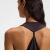 Kleid mit Wasserfallausschnitt und Metallverzierung am Rücken