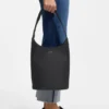 Leder-Beuteltasche mit metallischem Logo-Schriftzug