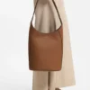 Leder-Beuteltasche mit metallischem Logo-Schriftzug