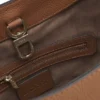 Leder-Beuteltasche mit metallischem Logo-Schriftzug