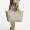 Leder-Tote-Bag mit metallischem Logo-Schriftzug
