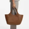 Leder-Tote-Bag mit metallischem Logo-Schriftzug