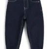 Locker sitzende Kinderjeans aus blau gewaschenem Denim Locker sitzende Kinderjeans aus blau gewaschenem Denim