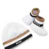 Mütze und Babyschuhe in Geschenkverpackung