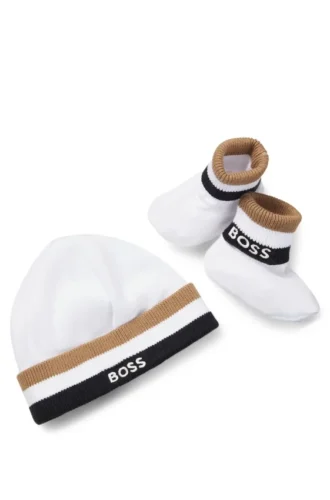 Mütze und Babyschuhe in Geschenkverpackung