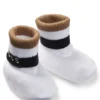 Mütze und Babyschuhe in Geschenkverpackung