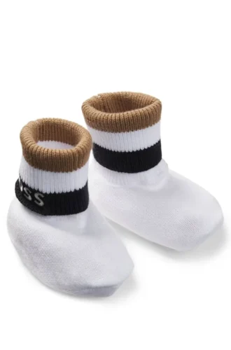 Mütze und Babyschuhe in Geschenkverpackung