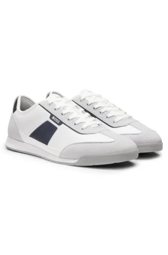 Niedrige Sneaker mit strukturierten Einsätzen