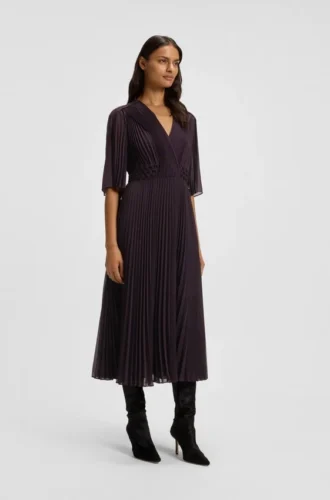 Plisseekleid mit Smok-Detail am Bund