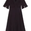 Plisseekleid mit Smok-Detail am Bund