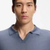 Polo aus Baumwollmischgewebe mit horizontalen Streifen.