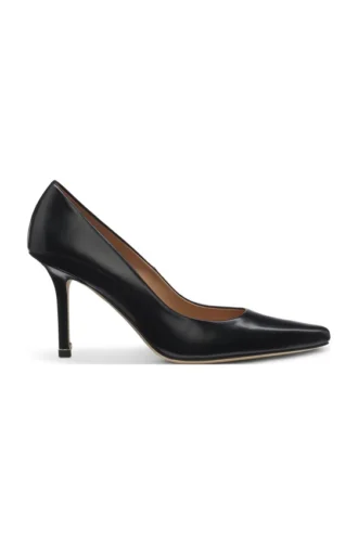 Pumps aus poliertem Leder mit spitzer Zehenpartie
