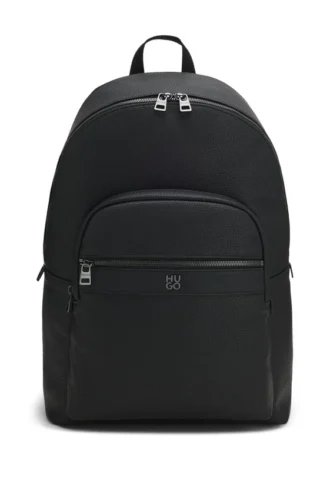 Rückenrucksack mit genarbter Oberfläche und gestapeltem Logo