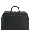 Reisetasche aus genarbtem Leder mit geprägtem Logo