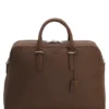 Reisetasche aus genarbtem Leder mit geprägtem Logo
