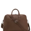 Reisetasche aus genarbtem Leder mit geprägtem Logo