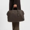 Reisetasche aus genarbtem Leder mit geprägtem Logo